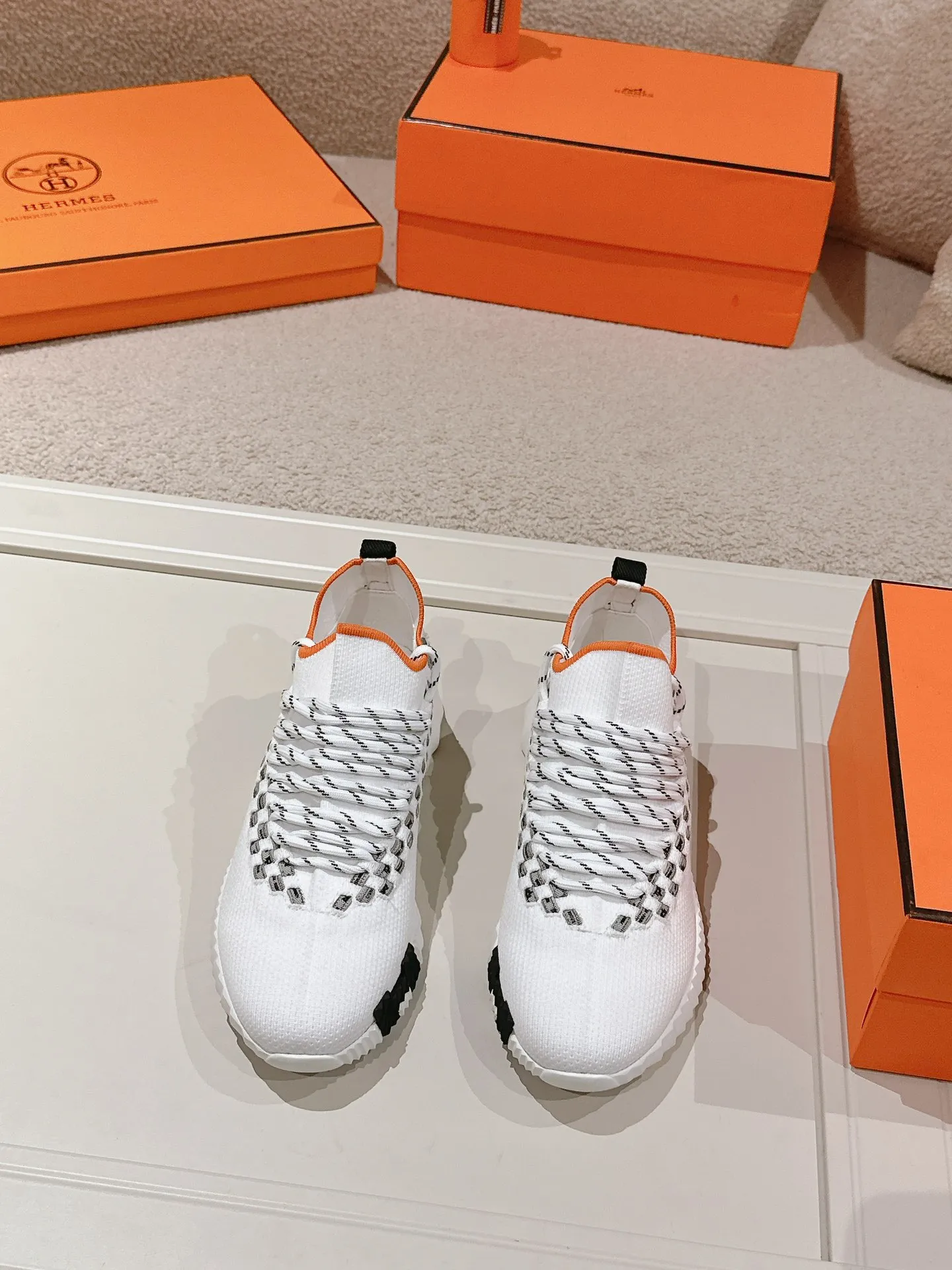 Men's shoes 💰600💰 Hermes top version # Hermès H family classic couple's casual sports shoes Couple's casual sports dad shoes combine high-tech canvas and suede goatskin, and are decorated with an exaggerated "H" letter on the rubber sole. The italic design and bright colors show vitality and continue the brand's design inspiration. Stroll around the city lightly and feel free and comfortable. Exquisitely packaged at the delivery counter 🛍📦 Fabric: Original special material and cow suede Lining: Customized breathable mesh Outsole: Open-molded TPU + rubber foam material Bottom thickness: 3CM Size: 35-45